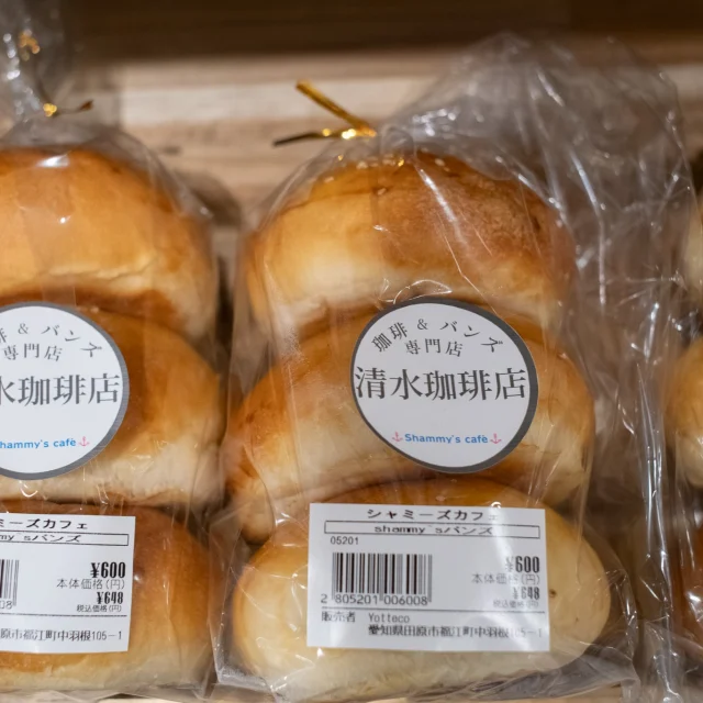 この春からYottecoに出店する珈琲
&バンズ専門店 清水珈琲店さんのバンズが美味しい！と評判です。

清水珈琲店さんは渥美半島の先端の伊良湖岬で営業するピッツァとハンバーガーとサーフィンのカフェ『shammy's cafe』さんがお店のすぐ隣で運営しています。

お店のハンバーガーに使用する、北海道産小麦と天然酵母で手作りするもっちりとしたバンズです。

おうちで好きな具材を挟んで、オリジナルハンバーガーをお楽しみくださいませ☆

@shimizu_coffee432 
@shammyscafe 

ゴールデンウイークもあと2日！
お出かけのお供や渥美半島の手土産はYottecoで。

地元の良いものたくさん揃えてお待ちしています。

#ゴールデンウイークもYotteco
#渥美半島
#手作りバンズ